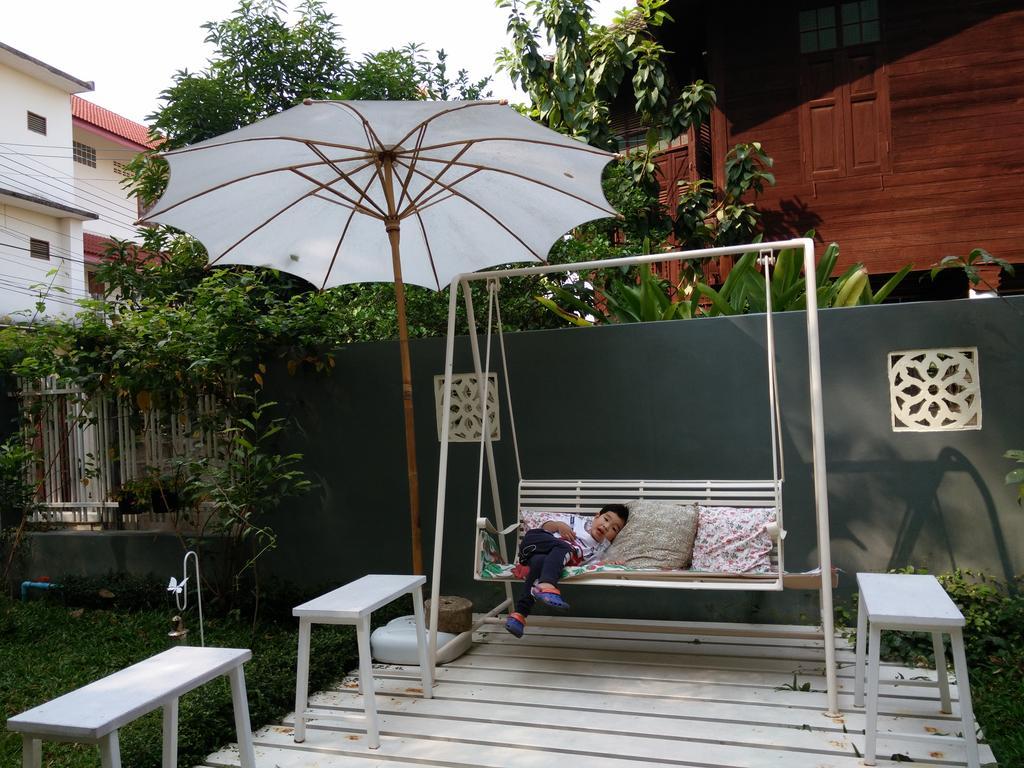 Lada House Bed & Breakfast Lampang Exterior photo